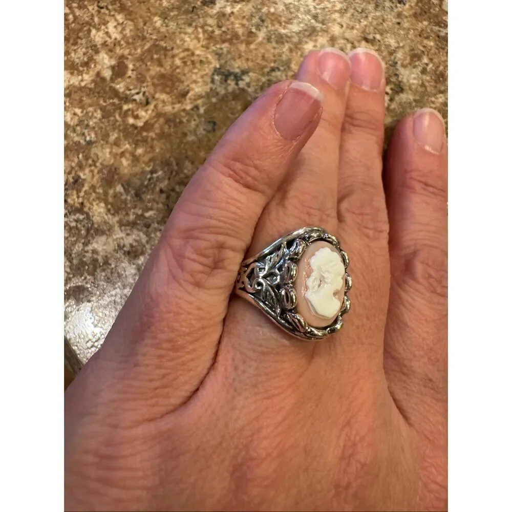 Woman’s cameo ring size 6 with jewelry storage bag